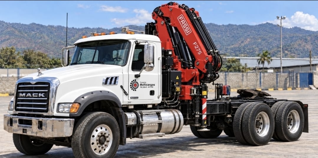Mack Granite 6x4 tipo chuto con grúa articulada